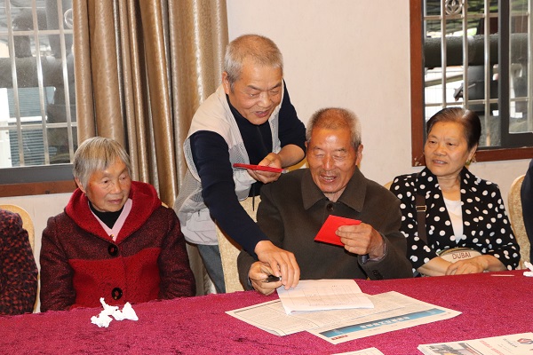 發(fā)放慰問(wèn)金.jpg