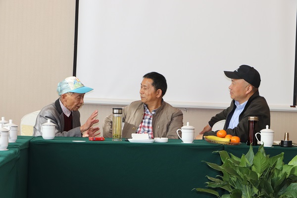 領(lǐng)導(dǎo)關(guān)心詢(xún)問(wèn)退休老同志身體及生活情況1.jpg