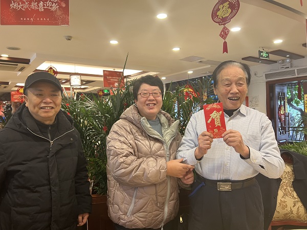 慰問60年黨齡老黨員文桐君.jpg