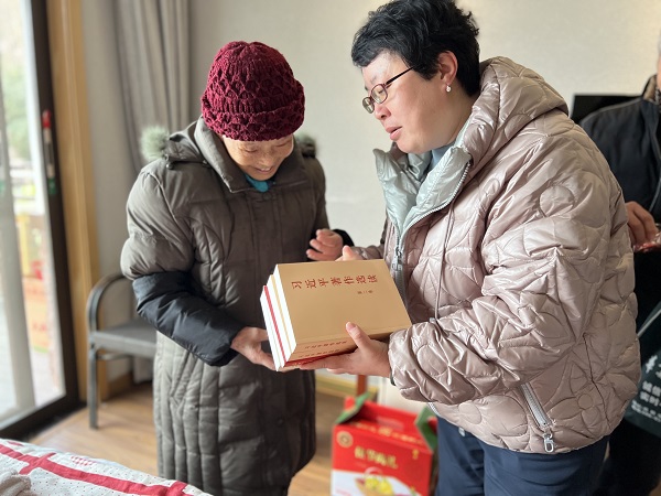 向60年黨齡宋國君老黨員發(fā)放黨員學(xué)習(xí)書籍 - 副本.jpg